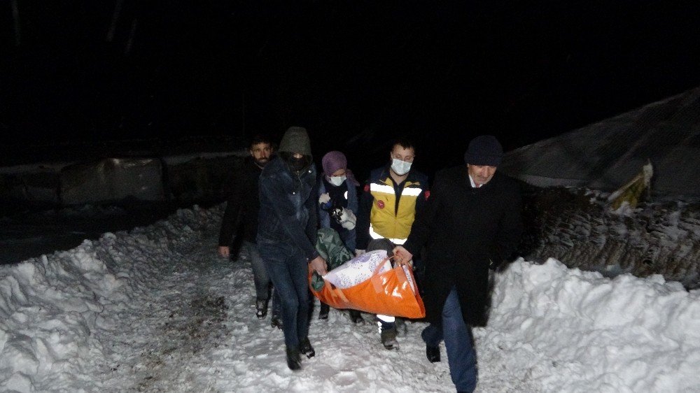 Köy Yolu Kardan Kapandı, Hasta 5 Saatlik Çalışmayla Hastaneye Ulaştırıldı
