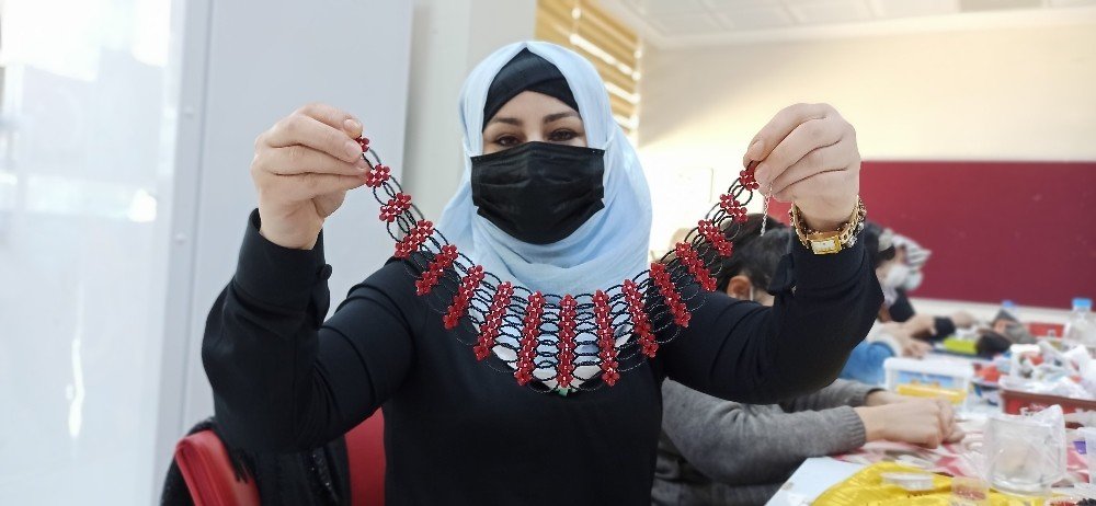 Rengarenk Boncukları, İğne Ve İplikle Sanata Dönüştürüyorlar