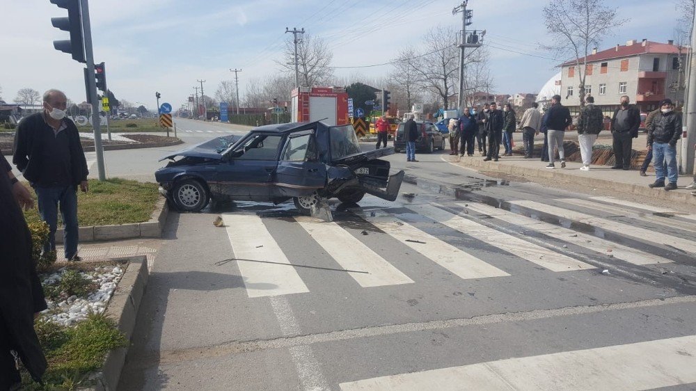 Trafik Işıklarında Bekleyen Otomobile Arkadan Çarpıp, Kaçtı
