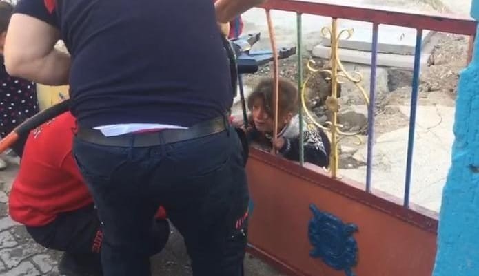 Kafası Demir Korkuluğa Sıkışan Çocuğun İmdadına İtfaiye Yetişti