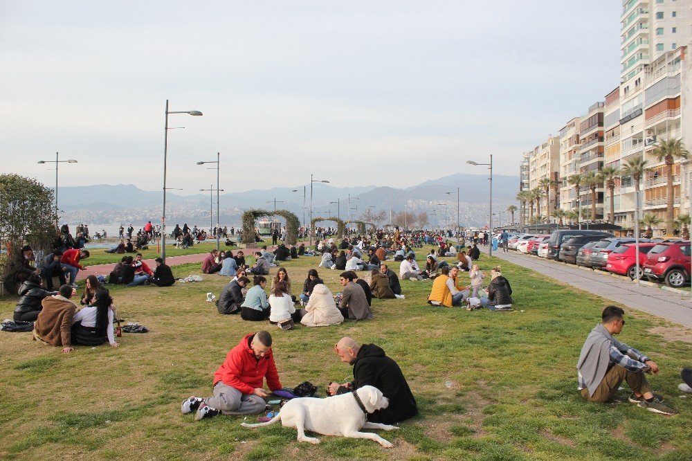 İ̇zmir’de ‘kırmızı Alarm’ Uyarısına Rağmen Ürküten Yoğunluk