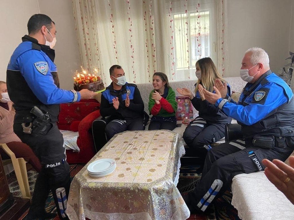 Polisten Engelli Çocuğa Doğum Günü Sürprizi