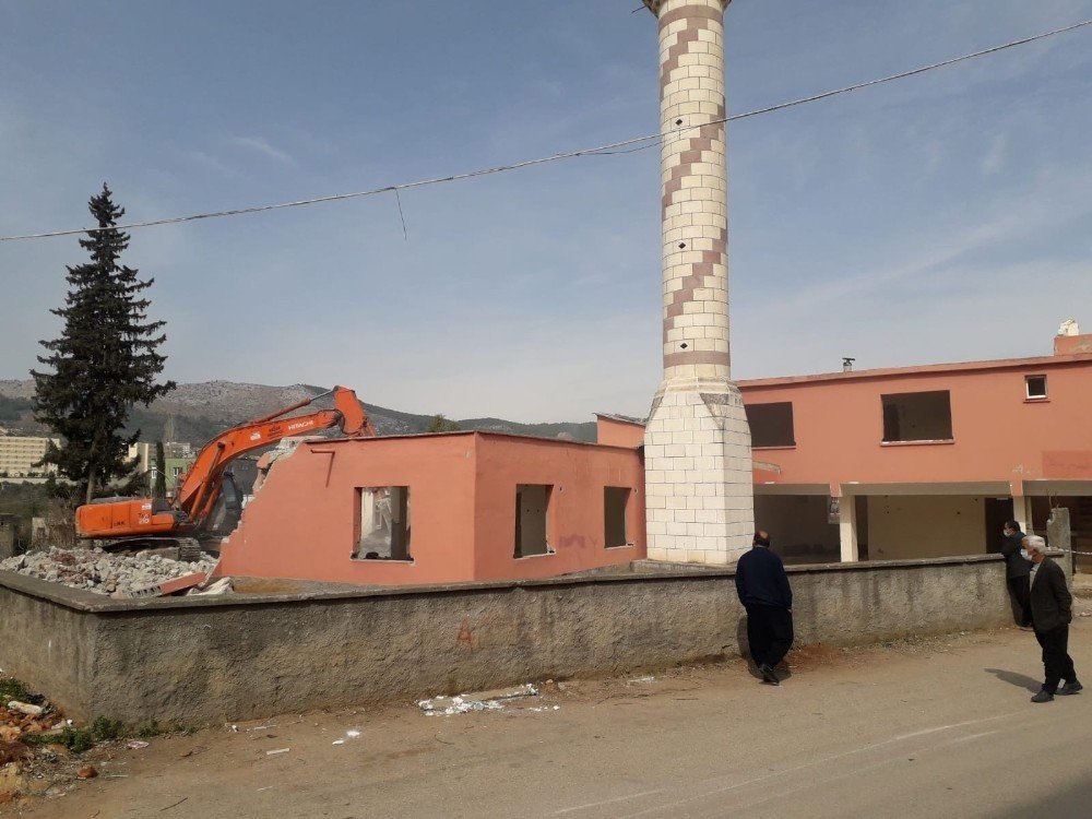 40 Yıllık Cami Yenilenmek Üzere Yıkıldı