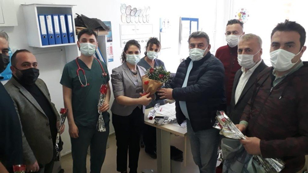 Gazeteciler, Sağlık Çalışanlarının Bayramını Kutladı