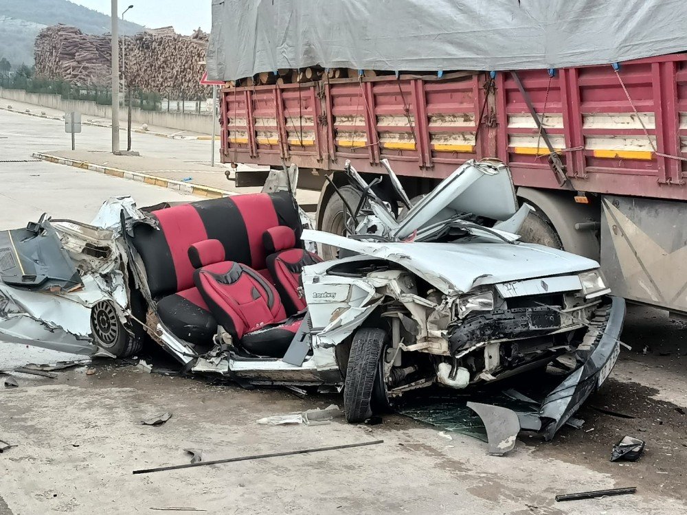 İ̇ki Tırın Arasında Kaldı: 1 Ölü