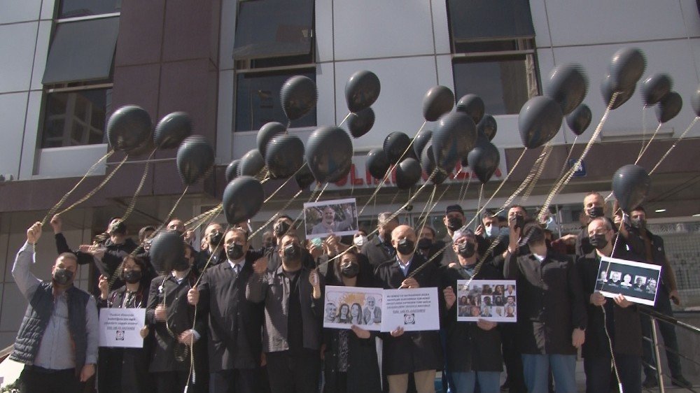 Covid-19’dan Ölen Doktorlar İçin Meslektaşları Siyah Önlük Giydi