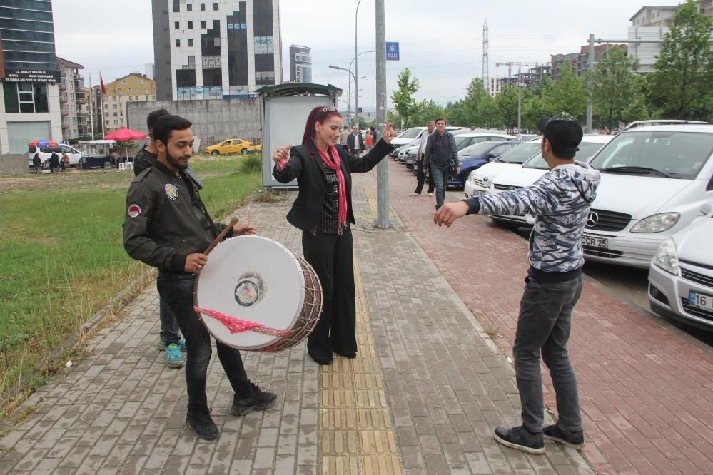 ’boşandım’ Diye Davul Zurna Çaldırdı, Şimdi De Uzaklaştırma Kararı Aldırdı