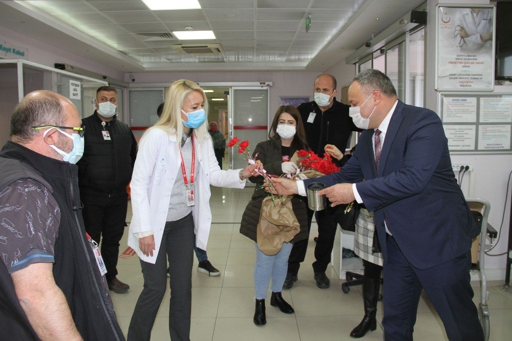 Buca Belediyesinden Sağlıkçılara Kırmızı Karanfil