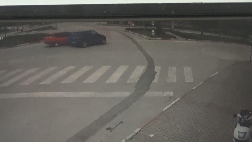 İ̇ki Otomobil Böyle Çarpıştı: 2 Yaralı