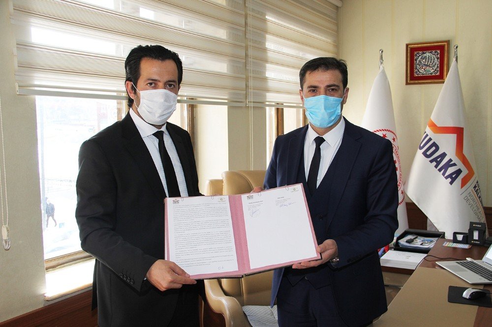 Demirözü Barajına Özendiren Projenin Destek Sözleşmesinin İmzaları Atıldı