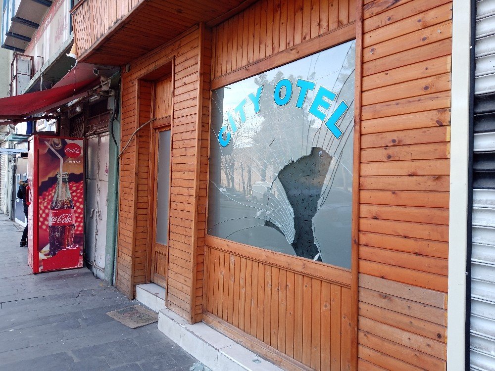 Resepsiyondaki Tartışmaya Baba Da Dahil Olunca Kavga Büyüdü: 1 Ölü, 3 Yaralı