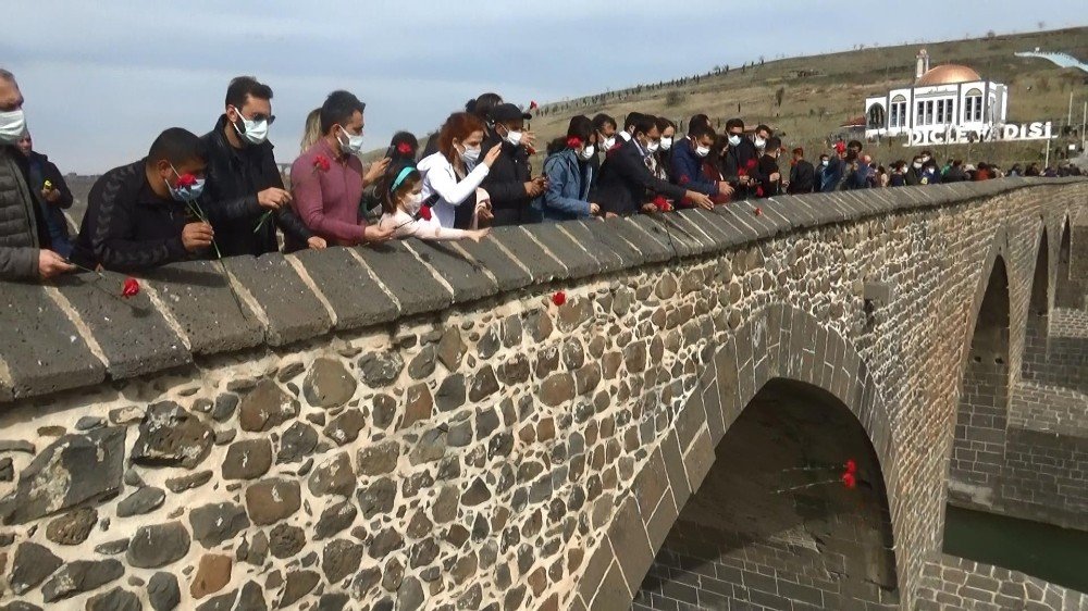 Korona Virüsten Hayatını Kaybeden Sağlık Çalışanları Anısına Dicle Nehri’ne Karanfil Bırakıldı
