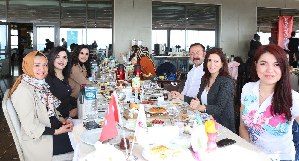 Elazığ’da Sağlıkçılar Tıp Bayramında Bir Araya Geldi