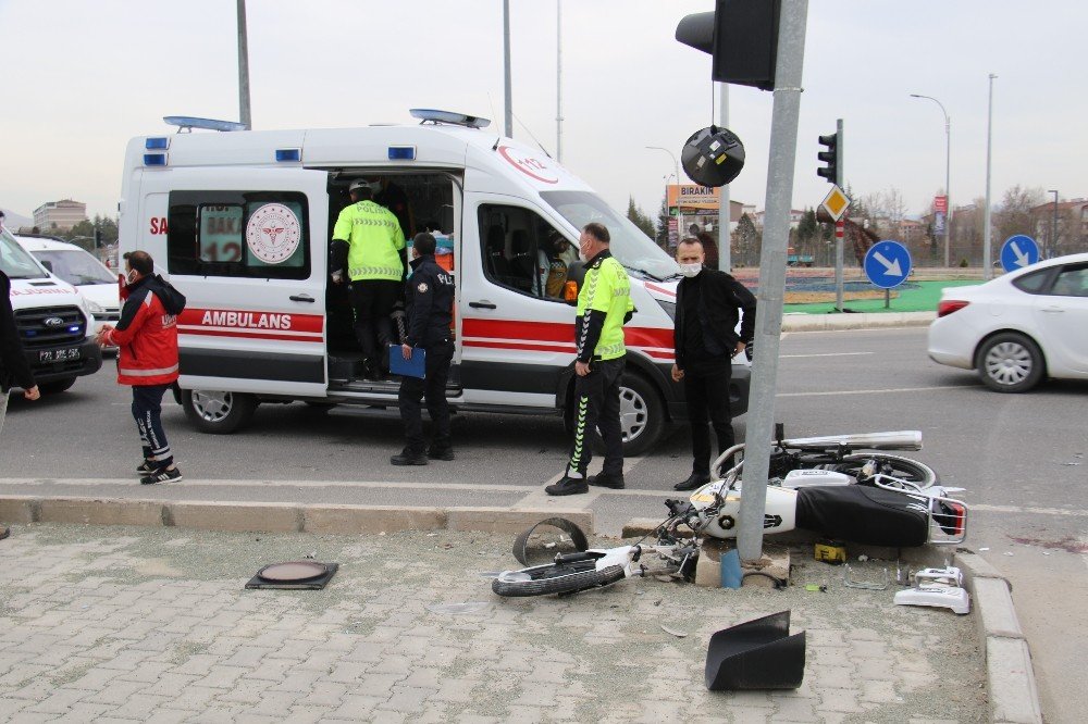 Motosiklet Önce Kaldırıma Sonra Direğe Çarptı: 2 Yaralı