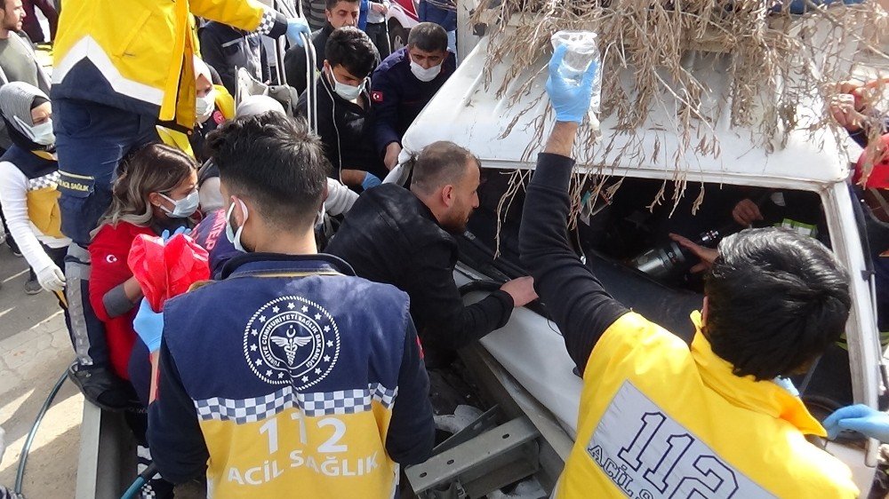 Tarım İşçilerini Taşıyan Kamyonet Bariyerlere Çarptı: 4 Yaralı