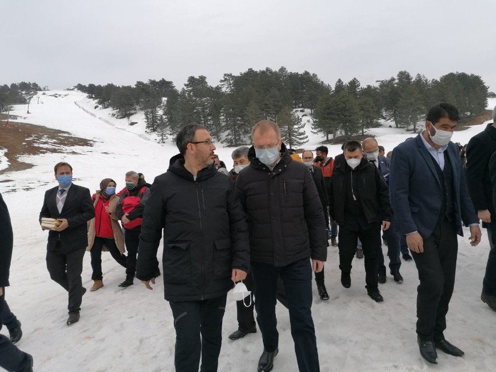 Bakan Kasapoğlu, Murat Dağı Termal Kayak Merkezi’ni Ziyaret Etti