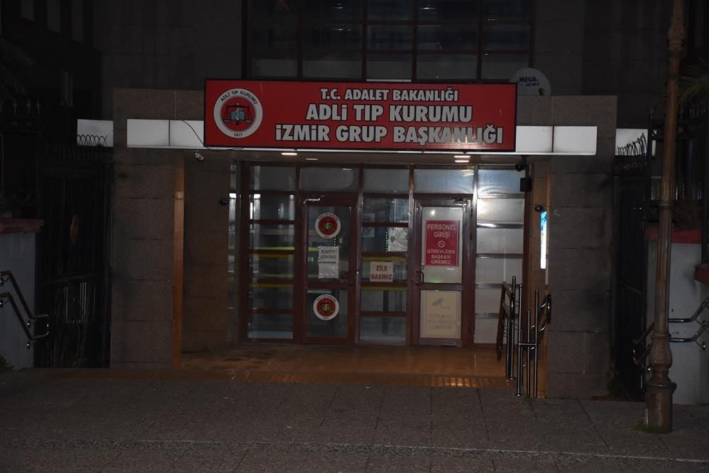 Karısını Canice Öldürüp, "i̇znim Olmadan Dışarı Çıkıyordu" Diyen Koca Tutuklandı