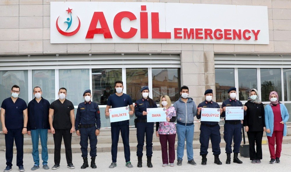 Kırşehir Jandarmadan Sağlıkçılara Çiçekli Kutlama