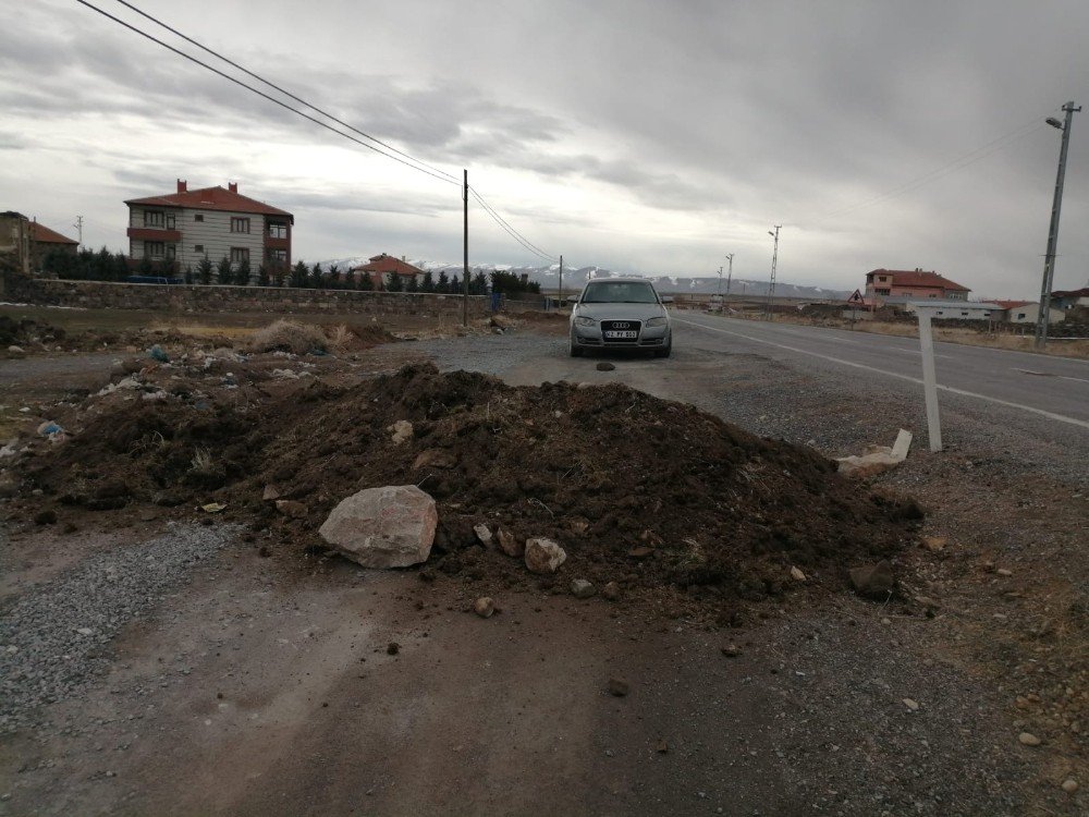 Kayseri’de 900 Nüfuslu Mahallenin Giriş Ve Çıkışları Korona Virüs Nedeni İle Kapatıldı