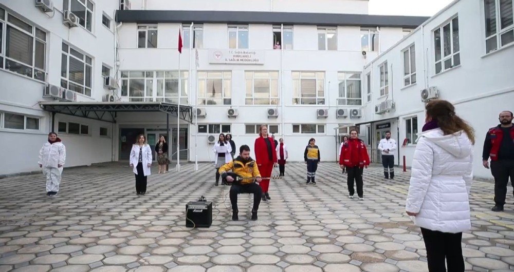 Sağlık Çalışanları Kamera Karşısına Geçip Türkü Söyledi