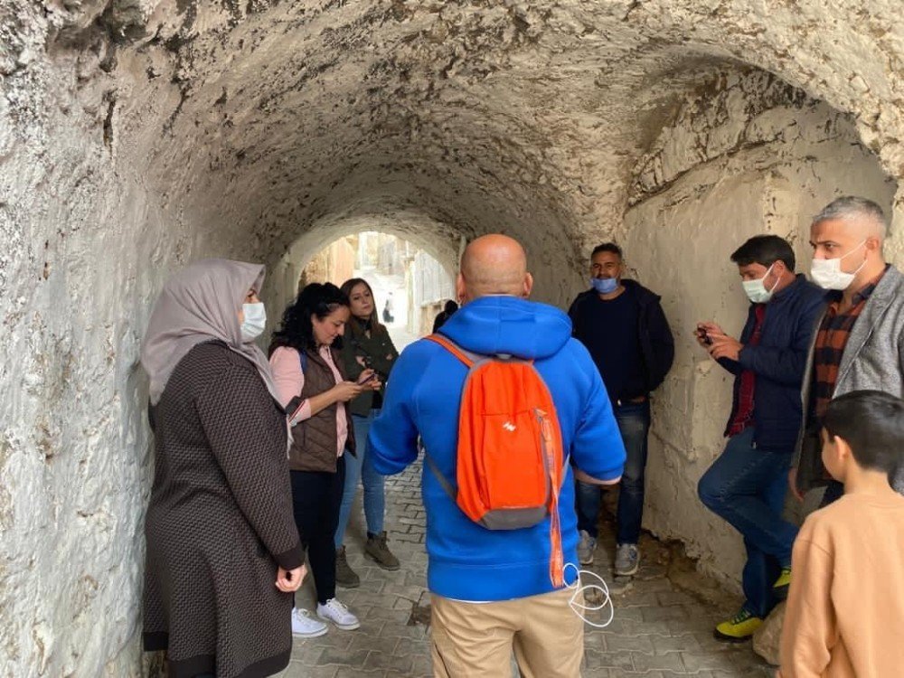 Derik Yerli Ve Yabancı Turistleri Ağırlamaya Devam Ediyor