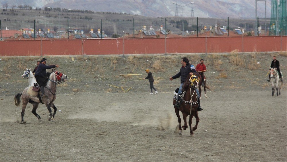 Erzincan’da Atlı Cirit Heyecanı Başladı