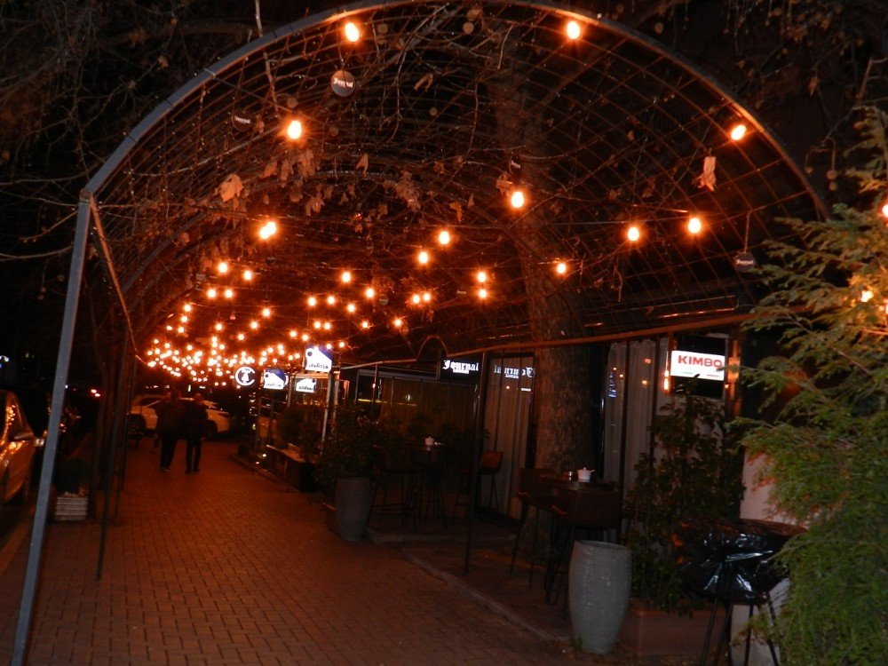 Kosova’da Covid-19 Salgının 1. Yılında Kafe Ve Restoranlardan Işıkları Söndürme Eylemi