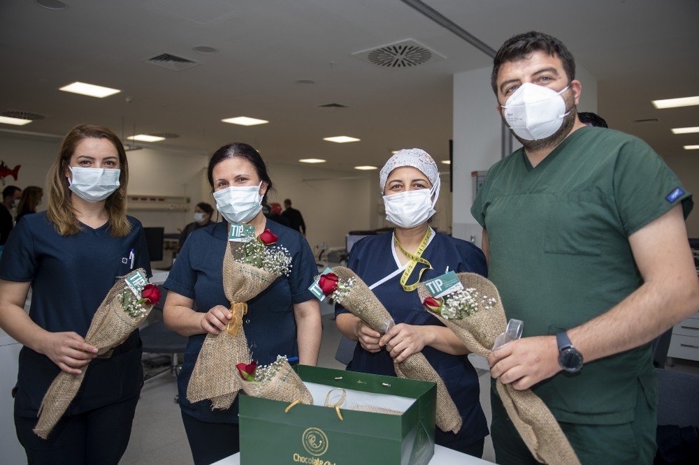 Mersin’de Sağlık Çalışanlarına 14 Mart Sürprizi