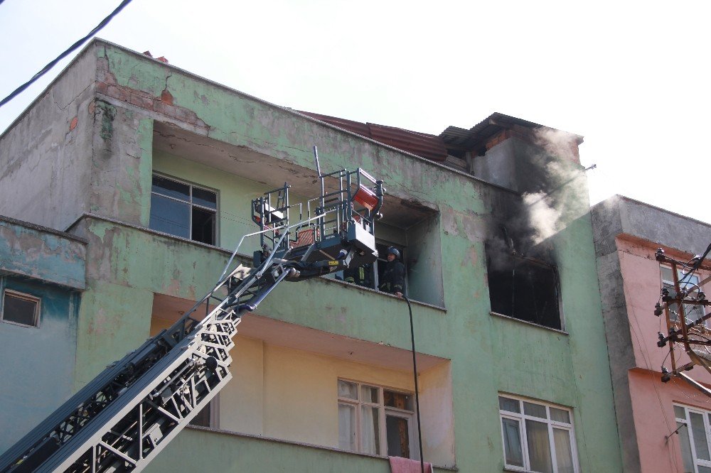 Samsun’da 4 Katlı Apartmanda Yangın Paniği