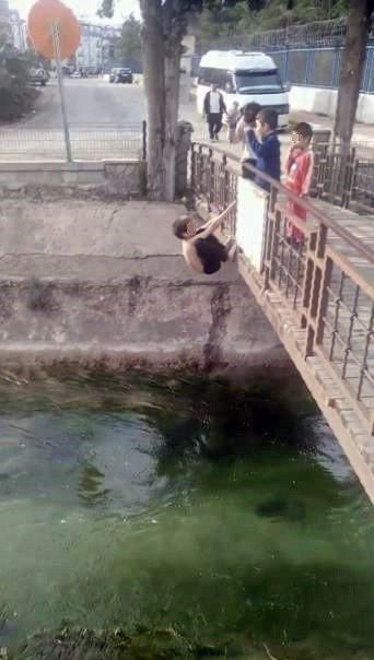 Çocuğun Tehlikeli Kanal Eğlencesini Hem Kaydetti, Hem De ‘maşallah’ Diyerek Destekledi