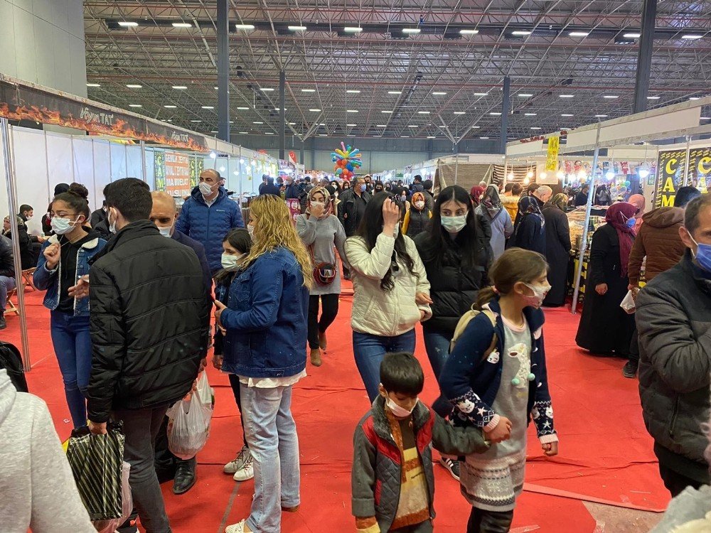Van’da Yöresel Ürünler Fuarının Son Gününde Sosyal Mesafe Hiçe Sayıldı