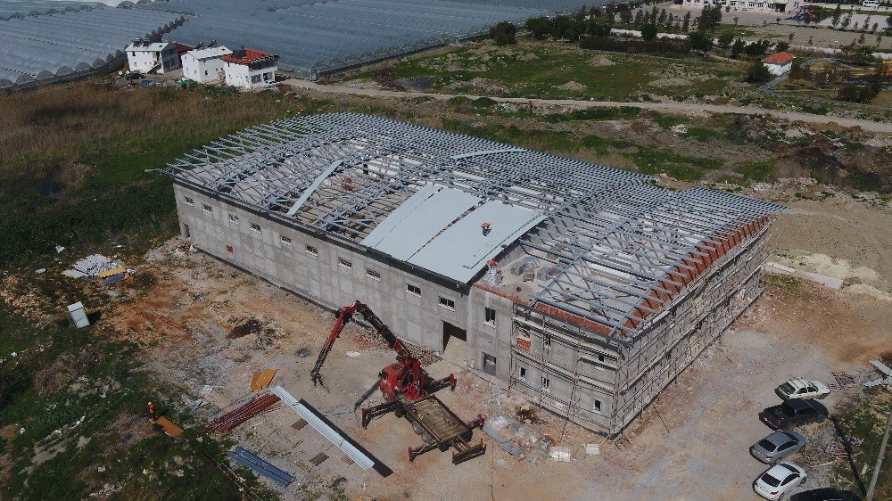 Kaş Ova Spor Salonu Projesi’nde Çelik Çatı Kapandı