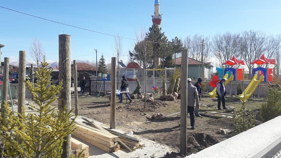 Çocuk Parkına Ağaç Dikimi