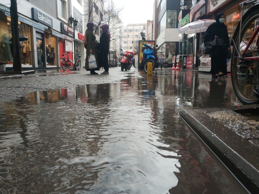Eskişehir’de Aniden Bastıran Yağmur Sokakları Gölete Çevirdi