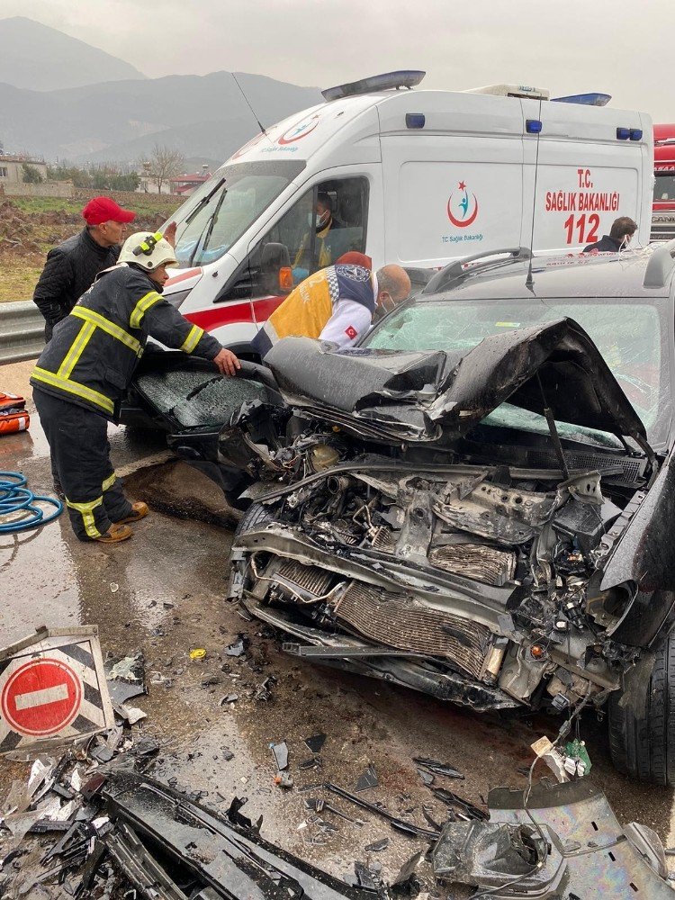 Otomobil Çekiciye Çarptı: 2 Yaralı