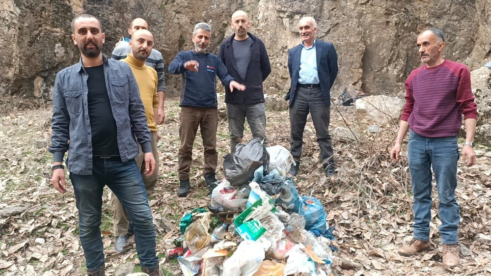Duyarlı Vatandaşlar Piknik Alanında Çöp Topladı