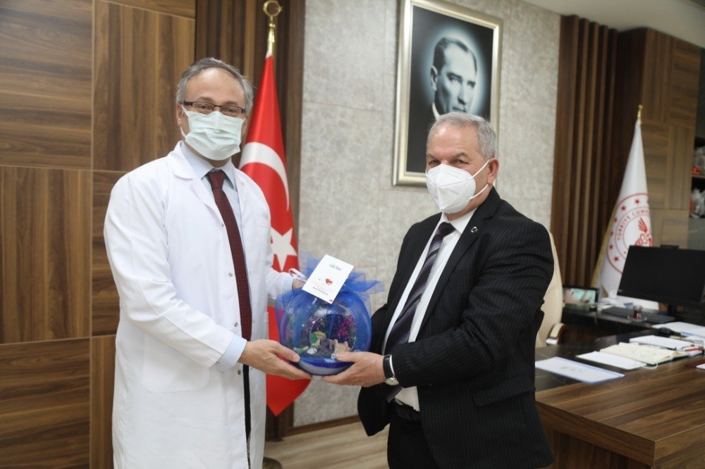 İ̇lkadım’dan Sağlık Çalışanlarına Çiçek Sürprizi