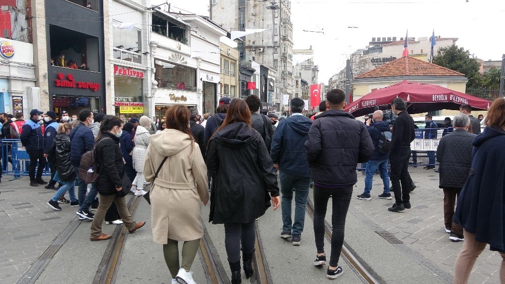 İ̇stiklal Caddesi’ne Girişler Kapatıldı