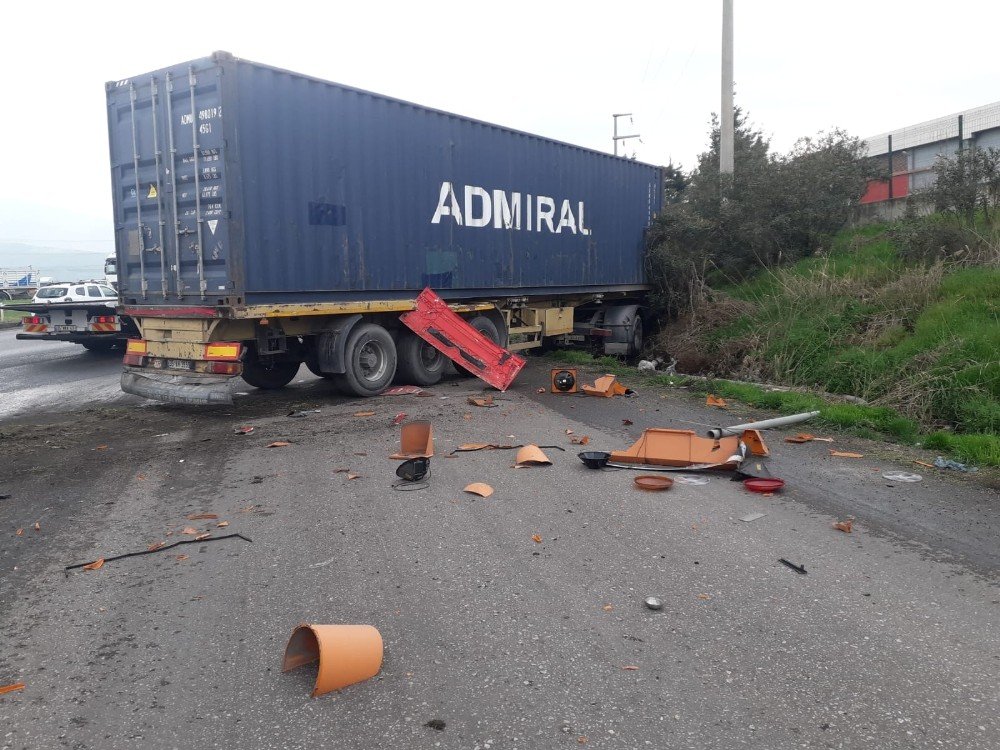 İ̇zmir’de Faciadan Dönüldü: İ̇ki Tır İle Kamyon Çarpıştı