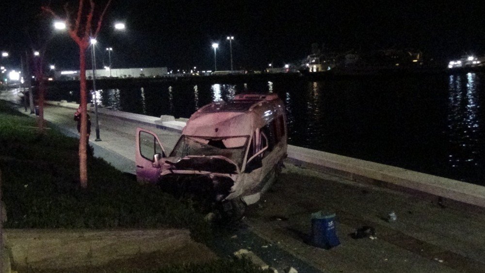 İ̇zmir’de Servis Minibüsü Sahil Bandına Uçtu: 2 Ağır Yaralı