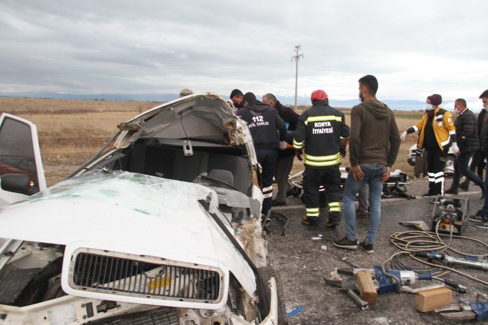 İ̇şçi Servisi İle Otomobil Çarpıştı: 2 Yaralı