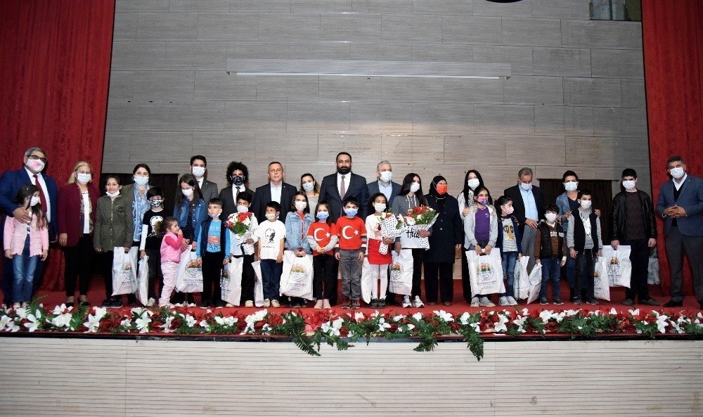 İ̇stiklal Marşı Güzel Okuma Yarışmasında Dereceye Girenlere Ödülleri Verildi