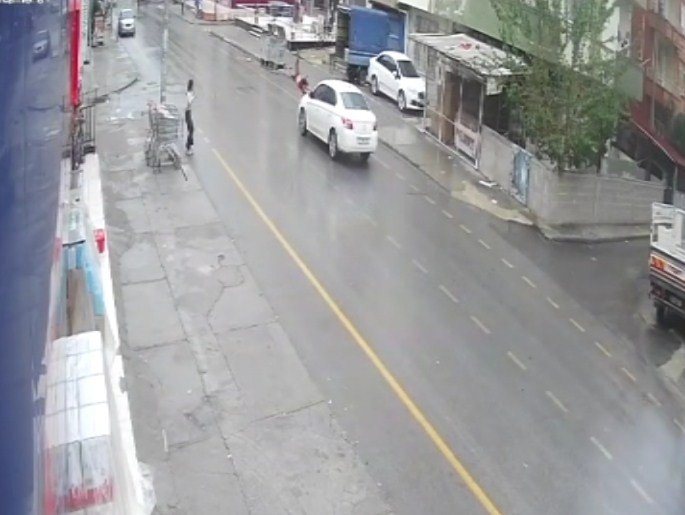 Otomobil Küçük Kıza Böyle Çarptı