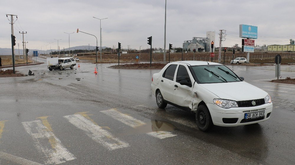 Sivas’ta Otomobiller Kavşakta Çarpıştı: 2 Çocuk Yaralandı
