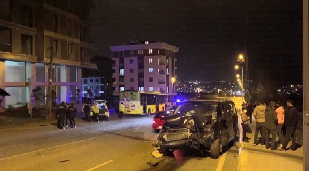 Sultanbeyli’de İ̇ett Otobüsü İle Otomobil Çarpıştı: 4 Yaralı