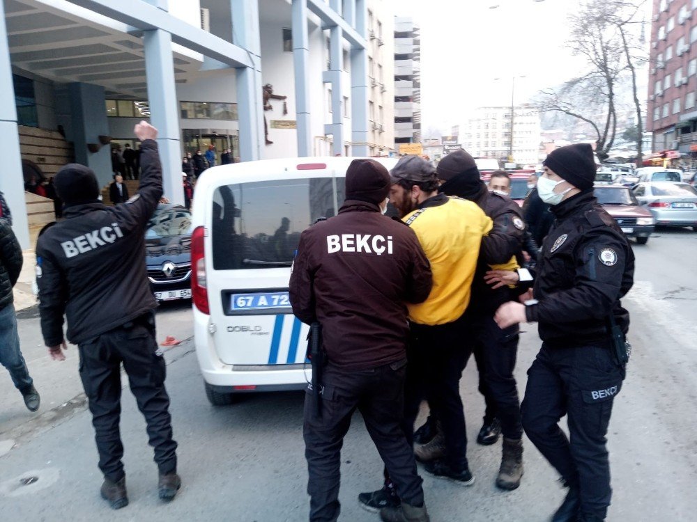 Belediye Önünde Üzerine Benzin Döküp Kendini Yakmaya Kalktı