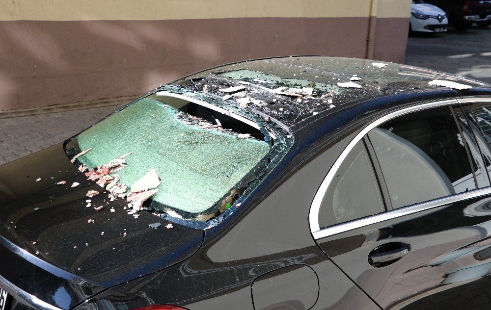 Adana’da Fırtına... Sıva Parçaları Lüks Otomobilin Üzerine Düştü