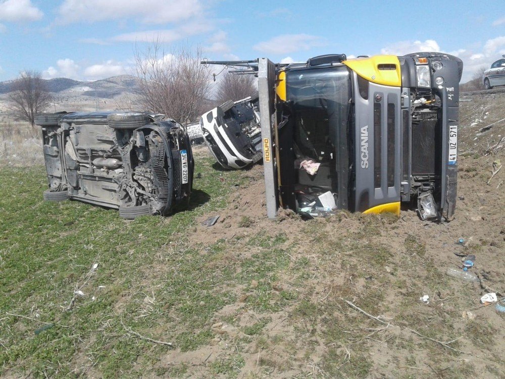 Cipleri Taşıyan Tır Yoldan Çıktı, Sıfır Araçlar Tarlaya Savruldu