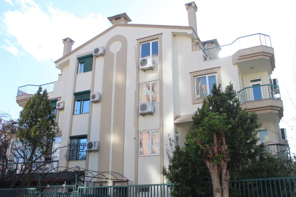 Komşuları Oğullarının Silahından Çıkan Kurşunlarla Ölen Aileyi Anlattı