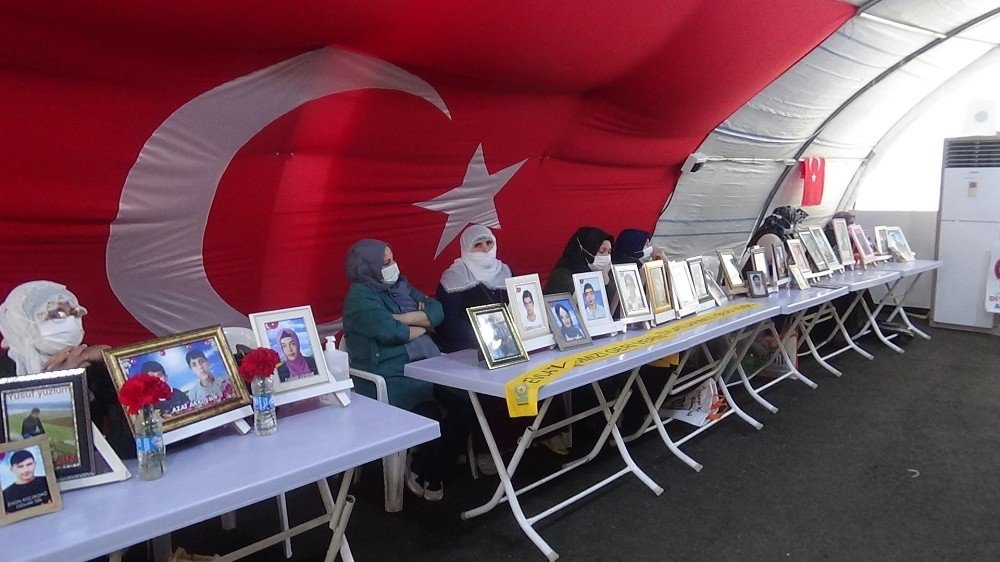 Hdp Önündeki Gözü Yaşlı Aileler, Evlatlarının Yolunu Gözlüyor